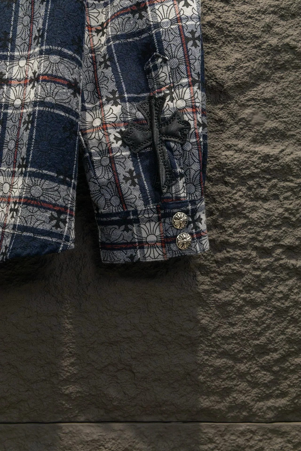 P260 ChromeHearts Chrome Hearts printed cuffs and leather plaid shirt. Customized jacquard fabric, you can wear it in various styles. This genderless shirt is a must-have for nightclubs. It can be worn as a jacket for both men and women. It can be easily worn by both men and women!  The plaid shirt that I have been thinking about has arranged for you to check in with plaid fans! The original loose fit is made of high-quality pure cotton fabrics. The fabric pattern is high-definition and delicate without burrs. It is comfortable and breathable to wear. All the buttons are molded and customized. It is casual and fashionable and can be matched with any bottoms. It can be windproof and sunproof in spring and summer. It can be worn inside or outside in autumn and winter! Easily concave shape makes you look slimmer and taller, perfect for both men and women! Customized main label, accessories, fully washable, whole body wiring, quality control, no heads!  Luxurious dark high street, Hollywood luxury goods, 25SS latest couples leather cross short-sleeved T-shirts, all reflect their own unique style! Made of thick black cotton, goatskin appliqués, hand-sewn custom metal hardware, and silicone varnish printing, multiple materials collide to create a unique texture. It also incorporates ChromeHearts medieval-style Sanskrit fonts and classic horseshoes, creating a unique and charming dark texture under the graceful arcs and all-black shadows, full of artistic sense!  Color: Black Blue Black Size: S M L XL